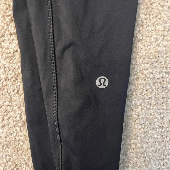 lululemon women’s  Black Leggings - NEW - Fast and Free 25” tight- size 4 - Picture 3 of 4